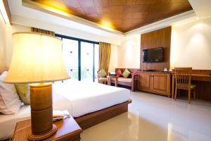 Postel nebo postele na pokoji v ubytování Khaolak Orchid Beach Resort - SHA Extra Plus