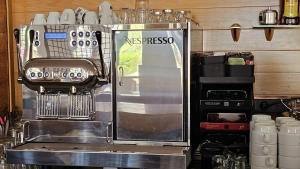 une cuisine équipée d'une machine à café Nespresso dans l'établissement Hotel Punta del Cantal, à Mojácar