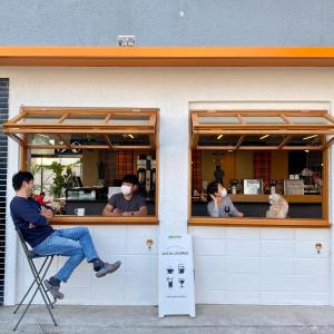 Mido Hostel في سيوجويبو: رجل يجلس على كرسي أمام مطعم
