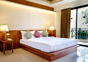 Postel nebo postele na pokoji v ubytování Khaolak Orchid Beach Resort - SHA Extra Plus