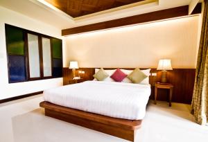 Postel nebo postele na pokoji v ubytování Khaolak Orchid Beach Resort - SHA Extra Plus