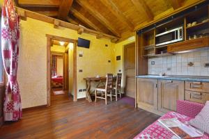 un soggiorno con cucina e una sala da pranzo di Hotel Le Petit Abri a Champoluc