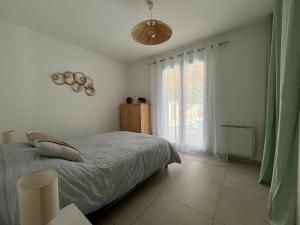 une chambre avec un lit et une grande fenêtre dans l'établissement Villa Provençale avec Piscine Chauffée, à Saint-Andiol 36 autres photos
