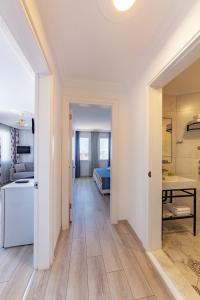 um corredor que leva a um quarto e a uma sala de estar em Özgüm Suite Otel em Datça