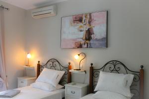 Un pat sau paturi într-o cameră la Villa Yiannis +26 fotografii