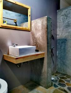 ein Bad mit einem Waschbecken und einem Spiegel in der Unterkunft Panoramic Paradise in Rodrigues Island
