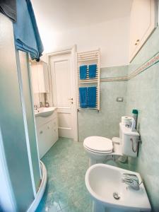 a bathroom with a toilet and a sink at Il Nido sullo Scoglio in Bonassola