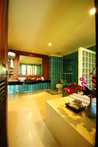 Bazén v ubytování Khaolak Orchid Beach Resort - SHA Extra Plus nebo v jeho okolí