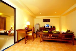 TV a/nebo společenská místnost v ubytování Khaolak Orchid Beach Resort - SHA Extra Plus