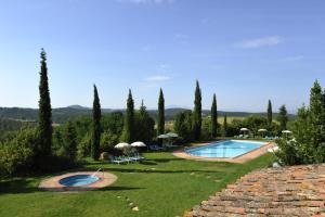 Bazén v ubytování Hotel Borgo Casabianca nebo v jeho okolí