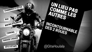 un póster de un hombre en moto en HOULALA Gîte & Chambres d'hôtes, en Pont-Évêque