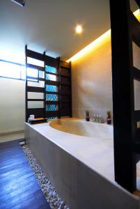 Postel nebo postele na pokoji v ubytování Khaolak Orchid Beach Resort - SHA Extra Plus