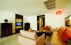 TV a/nebo společenská místnost v ubytování Khaolak Orchid Beach Resort - SHA Extra Plus