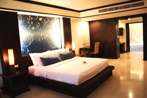 Postel nebo postele na pokoji v ubytování Khaolak Orchid Beach Resort - SHA Extra Plus