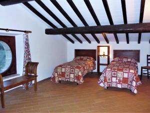 um quarto com 2 camas, uma mesa e uma cadeira em Belvilla by OYO Colombaia em Mantignana