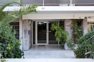 una entrada a un edificio con una puerta de cristal en La Residence Athens en Atenas