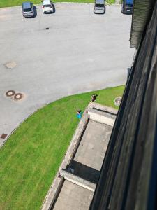 une vue aérienne d'une personne debout sur un parking dans l'établissement Apartment Amazing View, à Bohinj