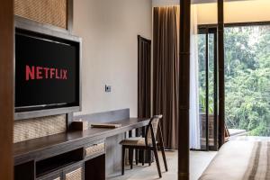 TV a/nebo společenská místnost v ubytování The Clifton Ubud Valley Villas