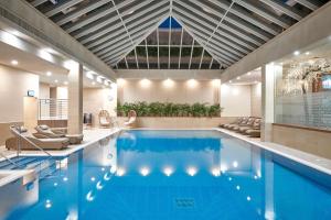uma piscina num quarto de hotel com um visor de piscina em Matfen Hall Hotel, Golf & Spa em Matfen