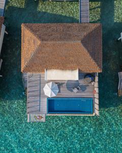 Radisson Blu Resort Maldives في Fenfushi: اطلالة علوية على منتجع مع مسبح