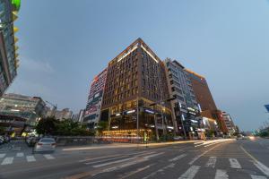 una calle de la ciudad con un edificio alto en la esquina en Park Marine Hotel, en Incheon