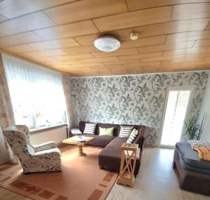 a living room with a couch and a table at Ferienwohnung Kespergarten in Witzenhausen