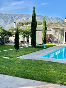 una casa con piscina y cipreses en Pool Guesthouse, en Korinthos