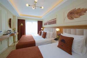 イスタンブールにあるNew Florenta Hotelのベッド2台とデスクが備わるホテルルームです。