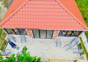 una vista aérea de una casa con techo naranja en Check Inn Merisi Spa and Resort, en Gundauri