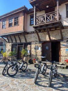 un grupo de bicicletas estacionadas frente a un edificio en Aristotelous Alexandrou Historic Inn en Arnaia