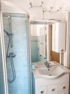uma casa de banho com um lavatório e um chuveiro em Il Nido sullo Scoglio em Bonassola