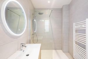 baño blanco con ducha y lavamanos en GuestReady - Your Pied-à-Terre near Princes Park en París