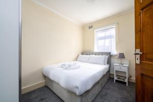 מיטה או מיטות בחדר ב-GuestReady - East London Gem near Wanstead Park