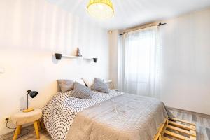 - une chambre blanche avec un lit et une fenêtre dans l'établissement GuestReady - Bright and charming stay near Paris, à Saint-Denis