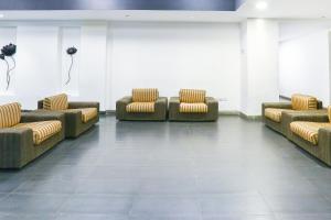 uma sala de espera com sofás e cadeiras num edifício em Super Collection O Skywalk Hotel em Chennai