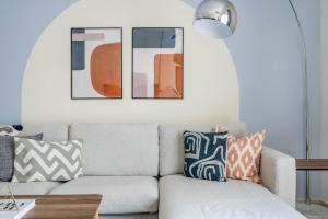 Χώρος καθιστικού στο GuestReady Holiday Homes - One Mint Sunset
