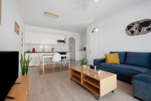 伊科德德洛斯維諾斯的住宿－Casa Alsa Beach，客厅配有蓝色的沙发和桌子