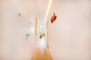 - un couloir avec des murs blancs et du parquet dans l'établissement GuestReady - CityHomes Lisbon Delight, à Lisbonne