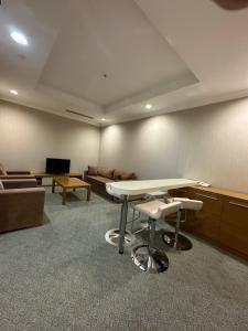 una sala conferenze con tavolo e divano di Grand Nur Plaza Hotel ad Aqtau