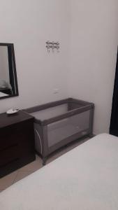 ein Schlafzimmer mit einem Bett, einer Kommode und einem TV in der Unterkunft Radici Blu intero alloggio in Siderno Marina