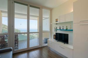 Μια τηλεόραση ή/και κέντρο ψυχαγωγίας στο Moonstone Home - Seaview, Parking, WiFi