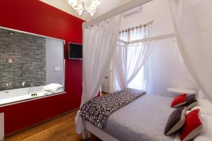 1 dormitorio con cama y ventana en Le Nicchie luxury rooms, en Lecce