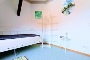 Postel nebo postele na pokoji v ubytování Ruhiges 4 Sterne Exzellenz-Appartement DIANA im Elb-Urstromtal - fast WLAN, good for long-terms