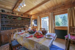 a dining room with a table in a cabin at Chalet Du Croz 1er - Happy Rentals in Chamonix-Mont-Blanc