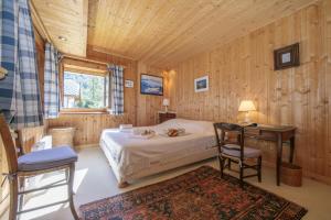 a bedroom with a bed and a desk in a room at Chalet Du Croz 1er - Happy Rentals in Chamonix