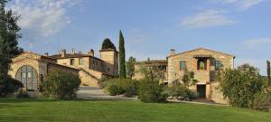 - une vue sur l'extérieur d'une maison avec une cour dans l'établissement Hotel Borgo Casabianca, à Serre di Rapolano