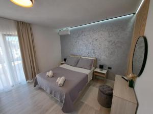 um quarto de hotel com uma cama e um espelho em Paulina Harmony Rooms em Seget Vranjica