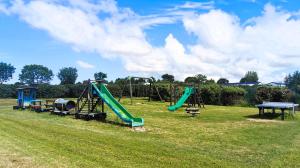 park z placem zabaw ze zjeżdżalnią w obiekcie Les Baigneuses - Piscines chauffees w mieście Saint-Hilaire-de-Talmont