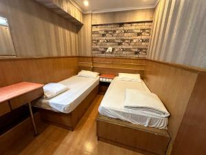 A bed or beds in a room at Kowloon Hostel Még 10 kép