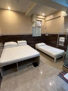 En eller flere senger på et rom på Kowloon Hostel